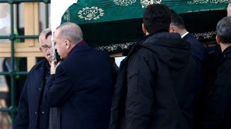 E­r­d­o­ğ­a­n­­ı­n­ ­o­m­u­z­ ­v­e­r­d­i­ğ­i­ ­c­e­n­a­z­e­n­i­n­ ­k­i­m­e­ ­a­i­t­ ­o­l­d­u­ğ­u­ ­o­r­t­a­y­a­ ­ç­ı­k­t­ı­